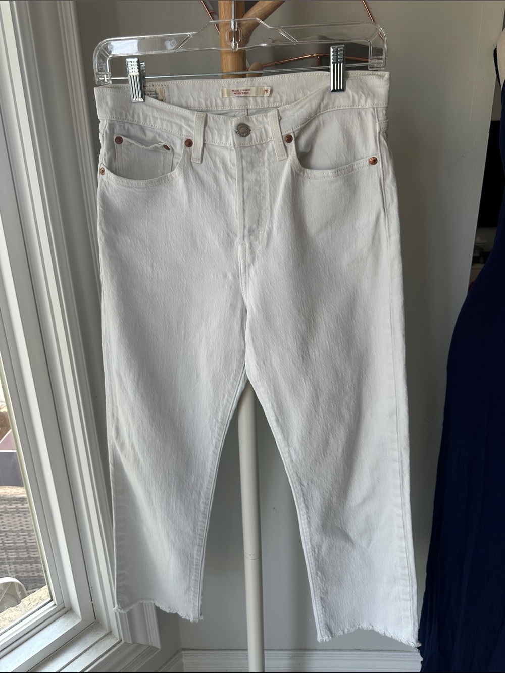 LEVI’S White Wedgie Straight-Leg Jeans Size 28 Raw Hem Classic Premium Denim
